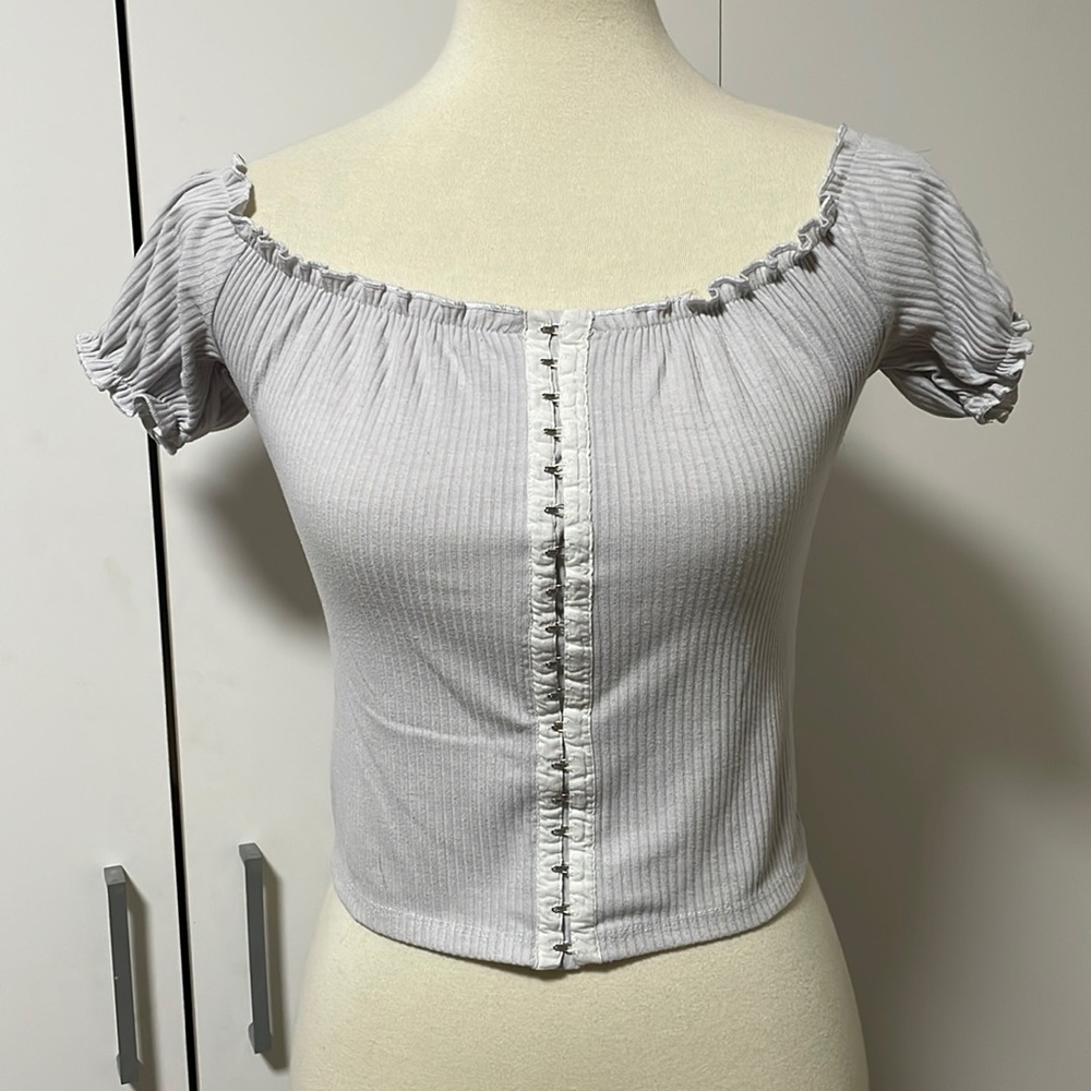 AMP crop top * ribbed * size XS * snap‎ closure